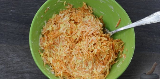 Фото приготовления рецепта: Морковный салат с сыром, яйцами и чесноком - шаг №8
