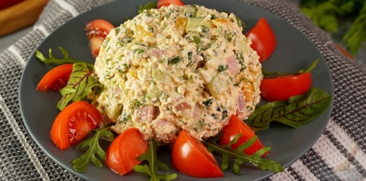 Фото к рецепту: Салат с творогом, ветчиной и овощами