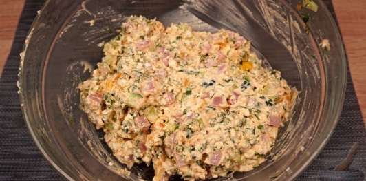Фото приготовления рецепта: Салат с творогом, ветчиной и овощами - шаг №16